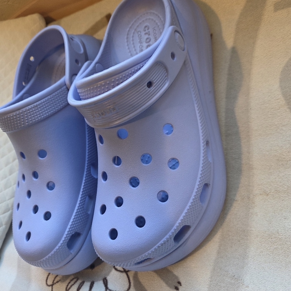 CROCS Women's Or Unisex Lavender Lilac Men's Size 6, Women's Size 8
